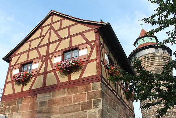 Bild: Brunnenhaus und Sinwellturm