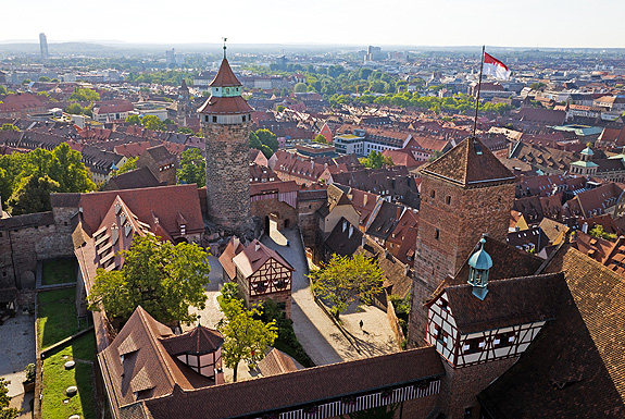 Bild: Luftbild der Kaiserburg mit Brunnenhaus (Mitte) und Sinwellturm (dahinter)