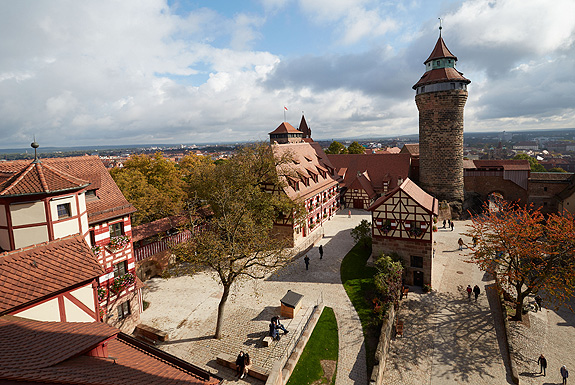 Bild: Blick vom Heidenturm auf den Vorhof und den Sinwellturm