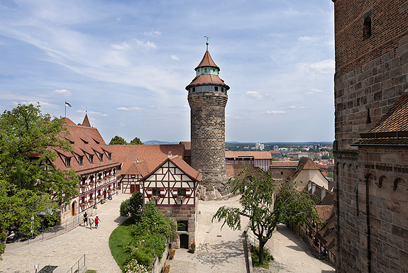 Bild: Äußerer Burghof mit Sinwellturm