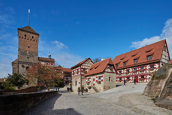 Bild: Vorhof der Kaiserburg mit Heidenturm