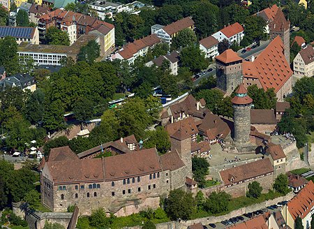 Bild: Luftbild der Kaiserburg, im Vordergrund der Palas